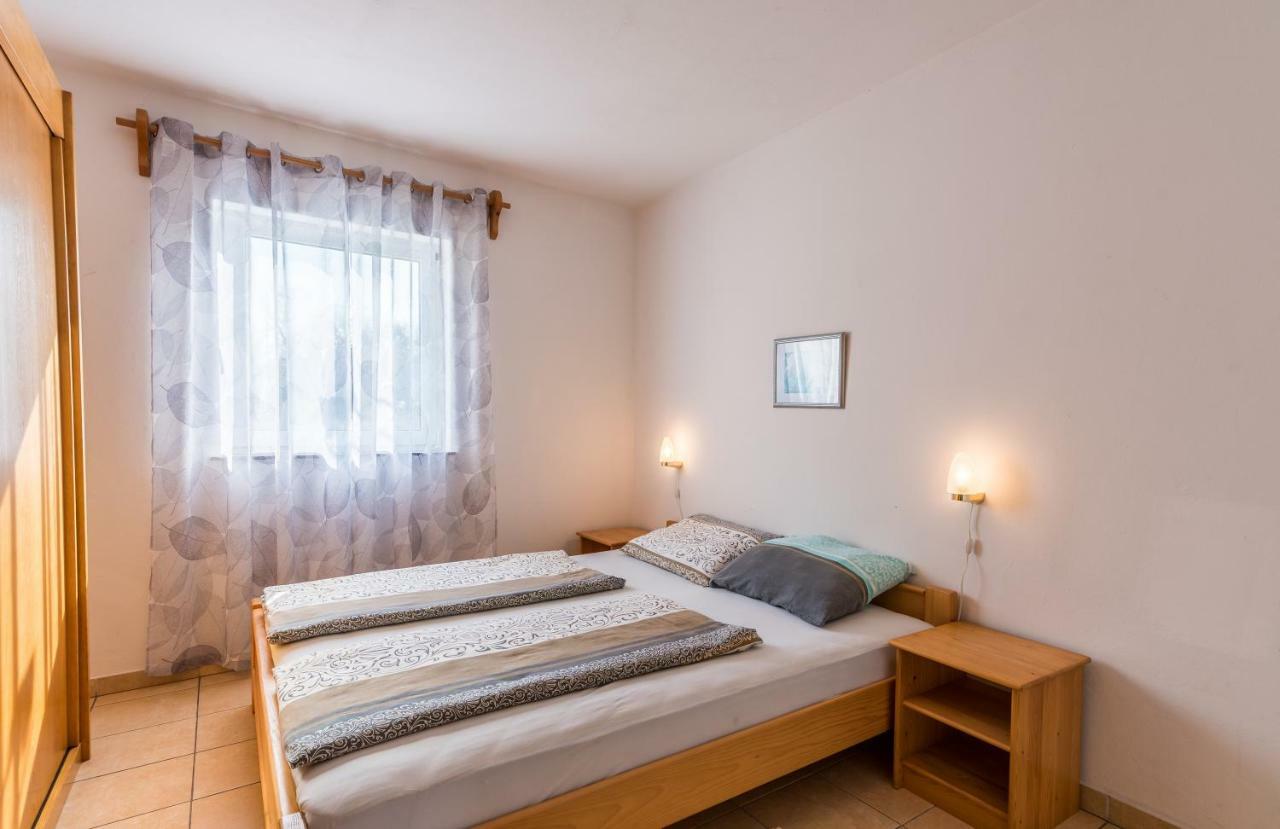 Pansion Dujmovic 1 Apartman Malinska Kültér fotó