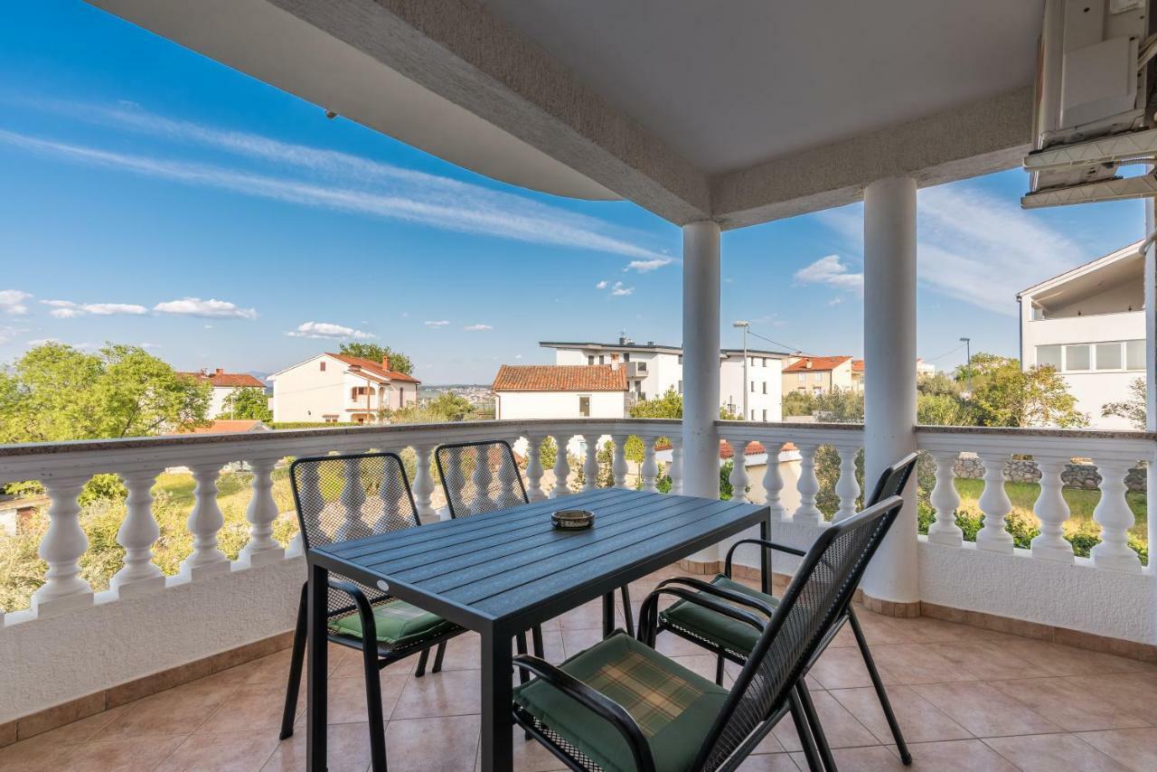 Pansion Dujmovic 1 Apartman Malinska Kültér fotó